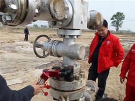 驅動液壓扭矩扳手應用在石油管道發(fā)蘭螺栓預緊